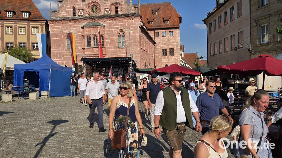 Auch der Bürgermeister, Stadträte und Abgeordnete reihten sich in den Festzug ein. Bild: Tobias Gräf