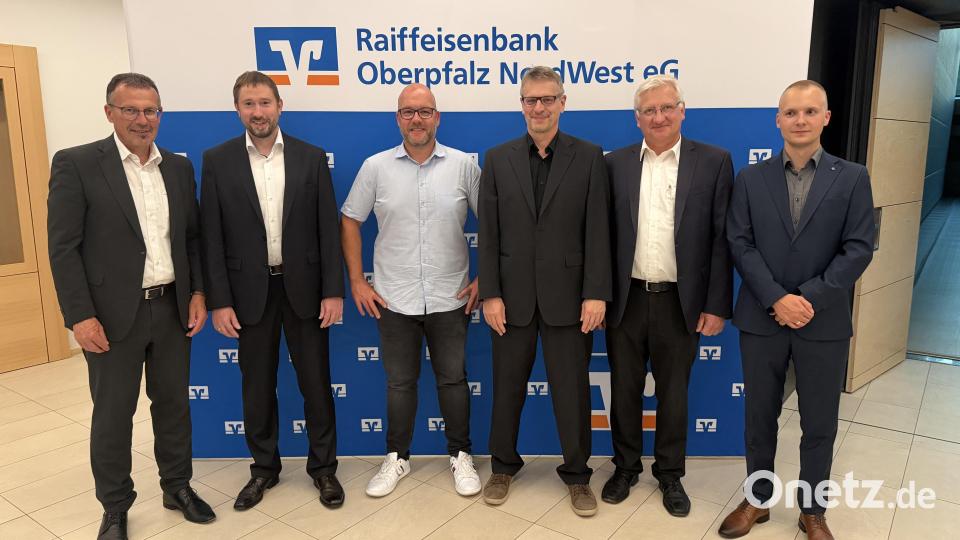 Das Foto zeigt von links: Vorstandssprecher Joachim Geyer, Vorstand Thomas Keck, Aufsichtsrat Frank Landgraf, Aufsichtsrat Thomas Benkler, Aufsichtsratsvorsitzender Johannes Reger, Verbandsprüfer Alexander Arnold. Bild: Gerd Schwindl