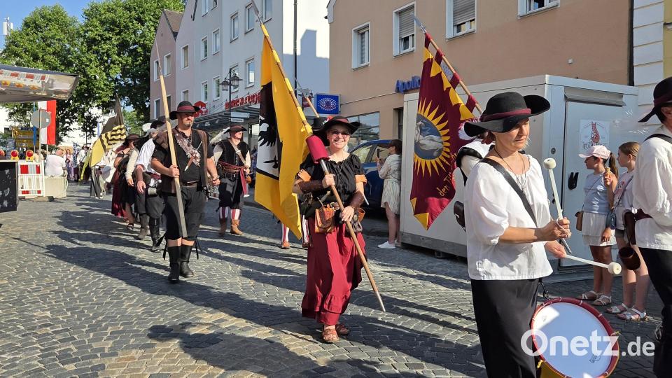 Mit lauten Rufen und Trommeln zogen die historischen Gruppen vom Stadtturm zu den Stufen der Marienkirche. Bild: Tobias Gräf