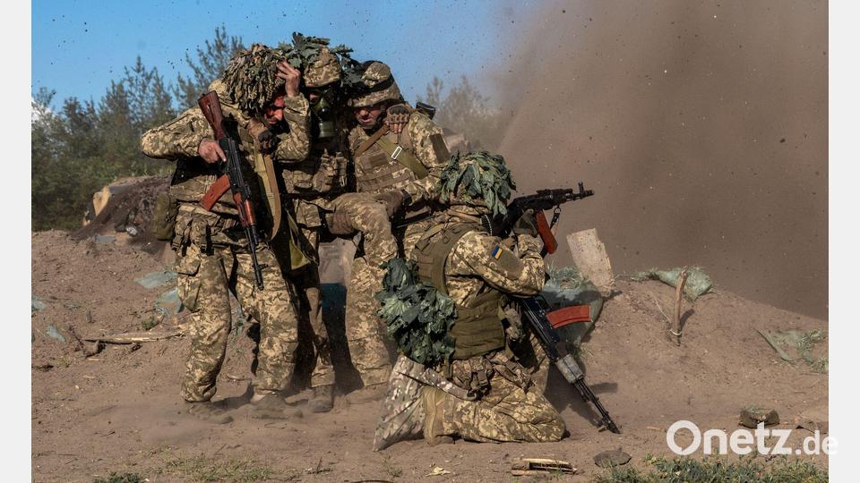 Ukrainische Männer sollen sich einem Einsatz im Krieg gegen Russland künftig schwerer entziehen können. (Archivbild) Bild: Andrii Marienko/AP/dpa