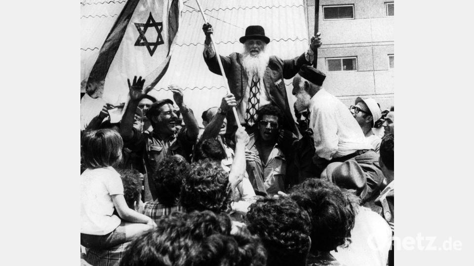 Verwandte und Freunde bejubeln im Juli 1976 auf dem Ben Gurion Flughafen in Tel Aviv die Rückkehr der Geiseln. (Archivbild) Bild: picture alliance / dpa