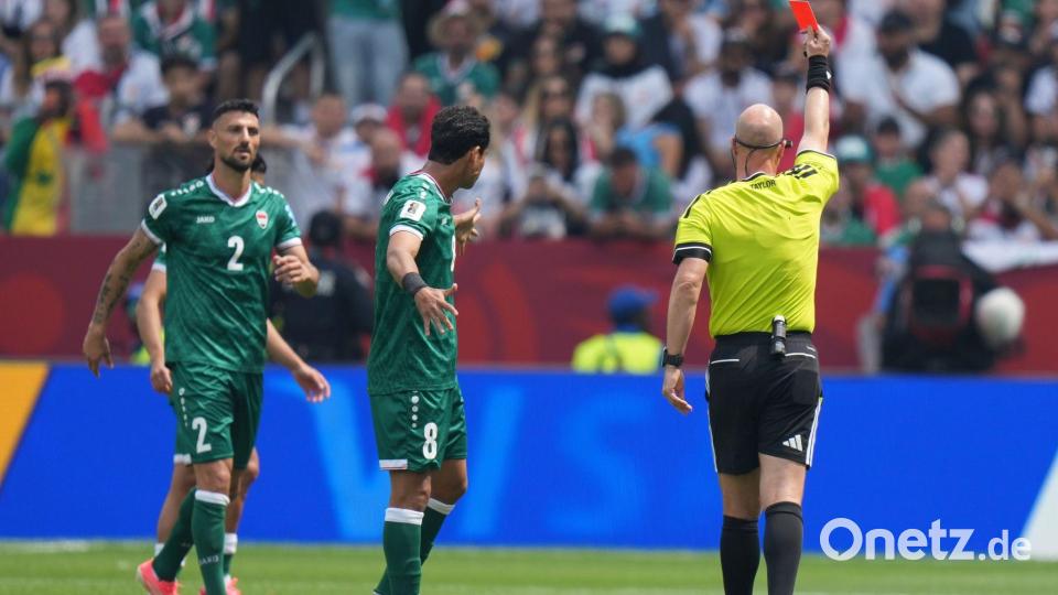 Schiedsrichter Anthony Taylor zeigte nach Videobeweis die Rote Karte. Bild: Stephanie Scarbrough/AP/dpa