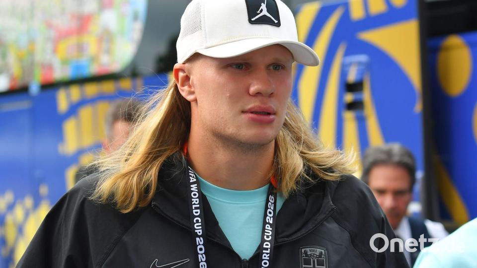 In ungewohnter Zuschauerrolle: Norwegens Starstürmer Erling Haaland. Bild: Steven Senne/AP/dpa