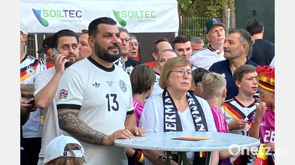 Zwei aus Undavs Heimat, die den WM-Star schon lange kennen: : Edeltraut Koch (M), Undavs erste Trainerin, und Aykut Kaldirici (l), Freund der Familie und Trainer der 1. Herren des TSV Achim. Bild: Claas Henning/dpa