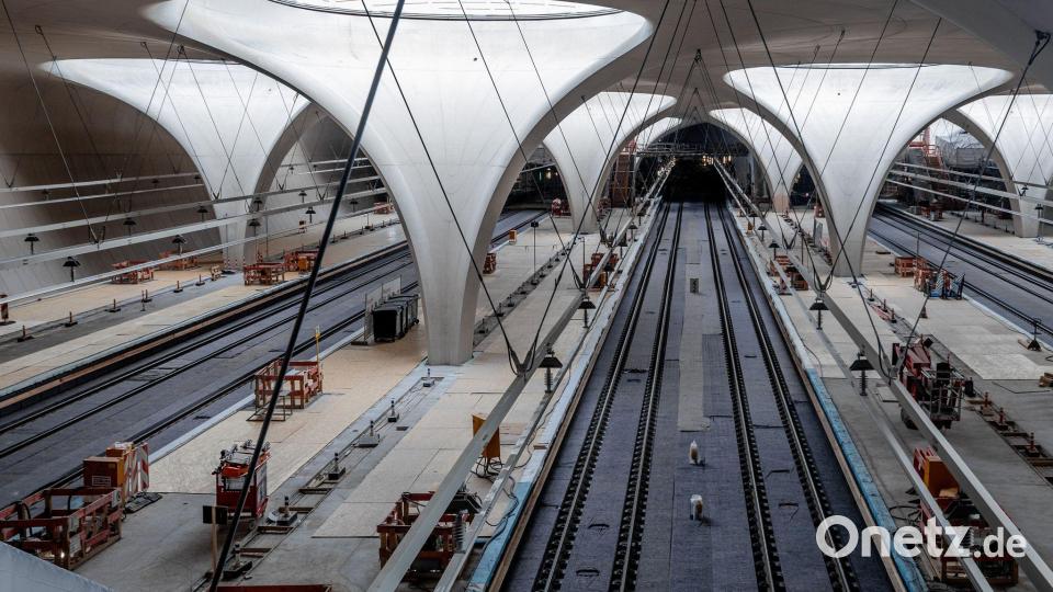 Im Inneren sieht der Bahnhof schon recht fertig aus. Der Eindruck täuscht aber offenbar. (Archivbild) Bild: Christoph Schmidt/dpa