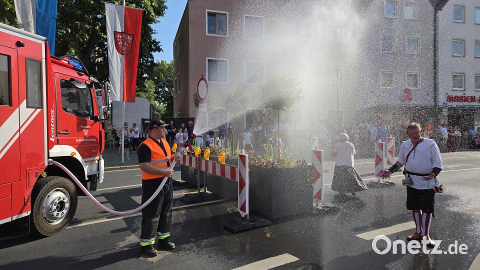 Das gabs auch noch nie: Die Feuerwehr versprühte Wasser, um die Teilnehmer des Festumzugs mit einem Sprühnebel abzukühlen. Bild: Tobias Gräf