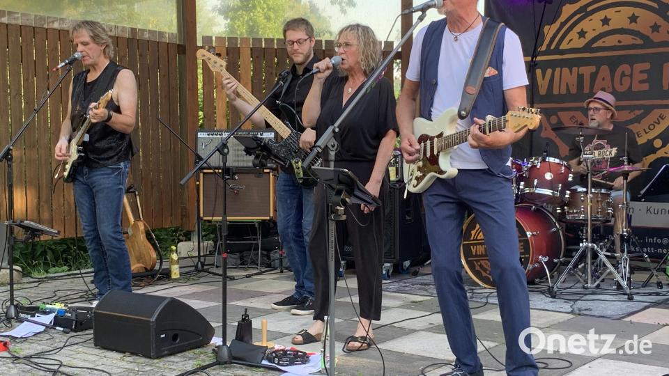 Die Band "Vintage Pie" verstande es, die Songs mit überraschenden Passagen und großer Spielfreunde auf die Bühne zu bringen. Bild: Johann Adam