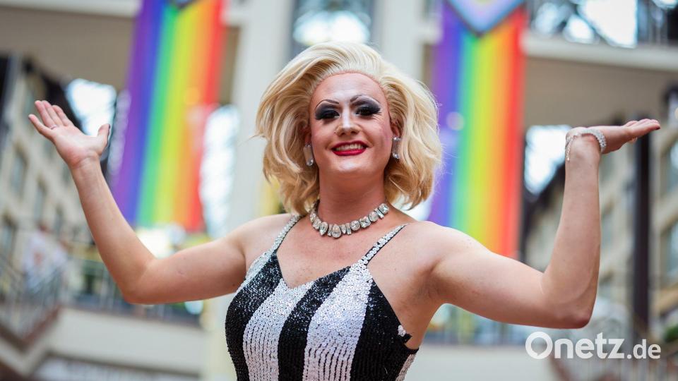 Dragqueen Meryl Deep feiert beim Kölner CSD - einem der größten Europas (Archivbild). Bild: Christoph Reichwein/dpa