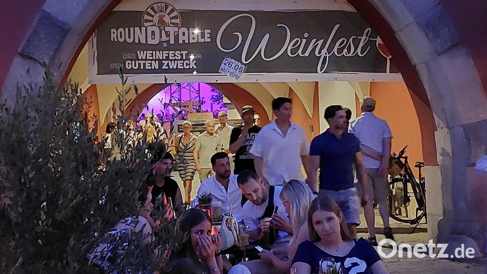 Der Zugang zum Weinfest durch den Tunnel am Alten Eichamt. Bild: Helmut Kunz