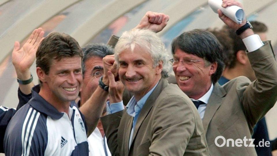 2002 feierte Rudi Völler als DFB-Teamchef einen Sieg gegen Paraguay. (Archivbild) Bild: picture alliance / dpa