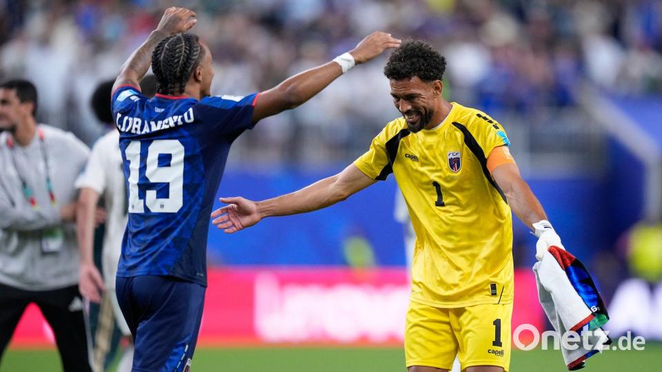 Torwart Vozinha (r) war wieder einer der gefeierten Spieler. Bild: Ashley Landis/AP/dpa