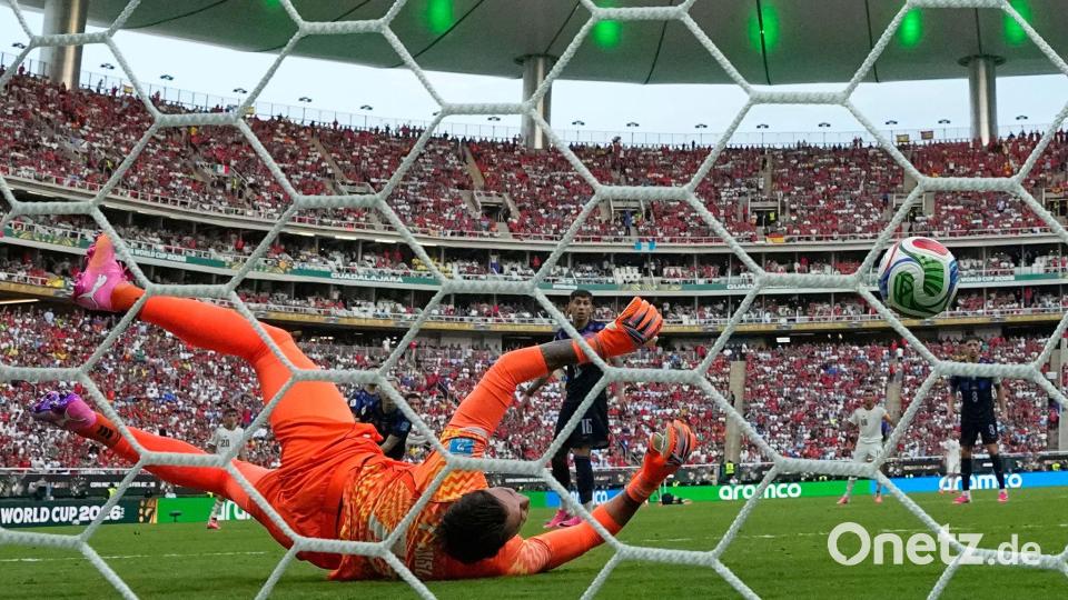 Ein böser Patzer von Fernando Muslera besiegelte Uruguays WM-Aus. Bild: Natacha Pisarenko/AP/dpa