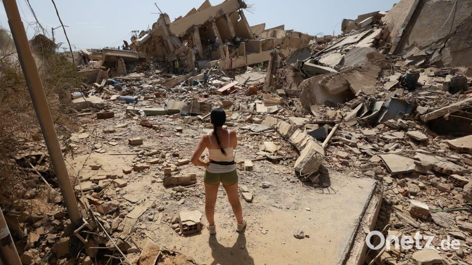 Eine junge Frau steht zwei Tage nach den verheerenden Erdbeben in Venezuela vor den Trümmern eingestürzter Häuser in Catia La Mar. Bild: Javier Campos/