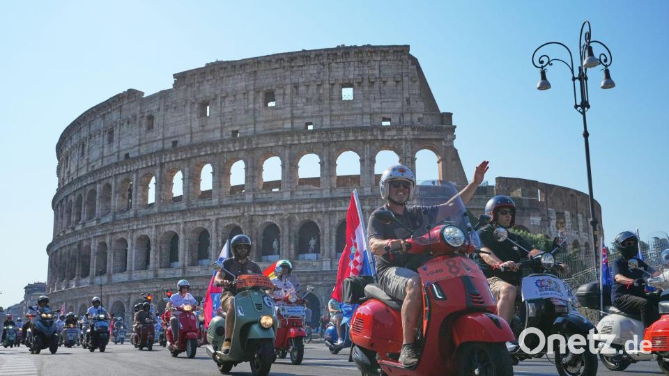 Vespa-Fans feiern 80 Jahre Kultroller mit Parade am Kolosseum Bild: Alessandra Tarantino/AP/dpa