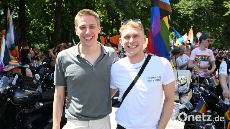 Dominik Krause (l) nimmt zusammen mit seinem Lebensgefährten Sebastian Müller an der Parade teil. Bild: Felix Hörhager/dpa