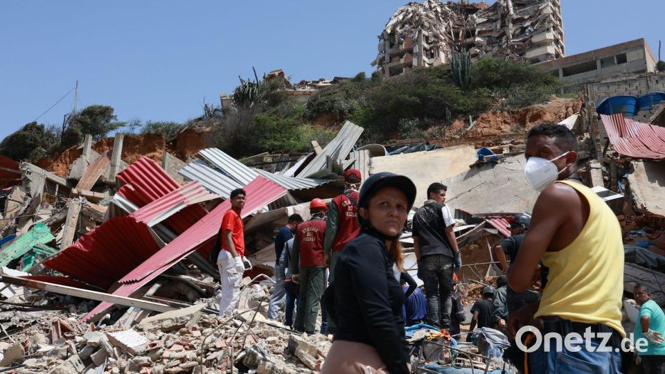 Menschen suchen fieberhaft nach Überlebenden unter den Trümmern. Bild: Javier Campos/
