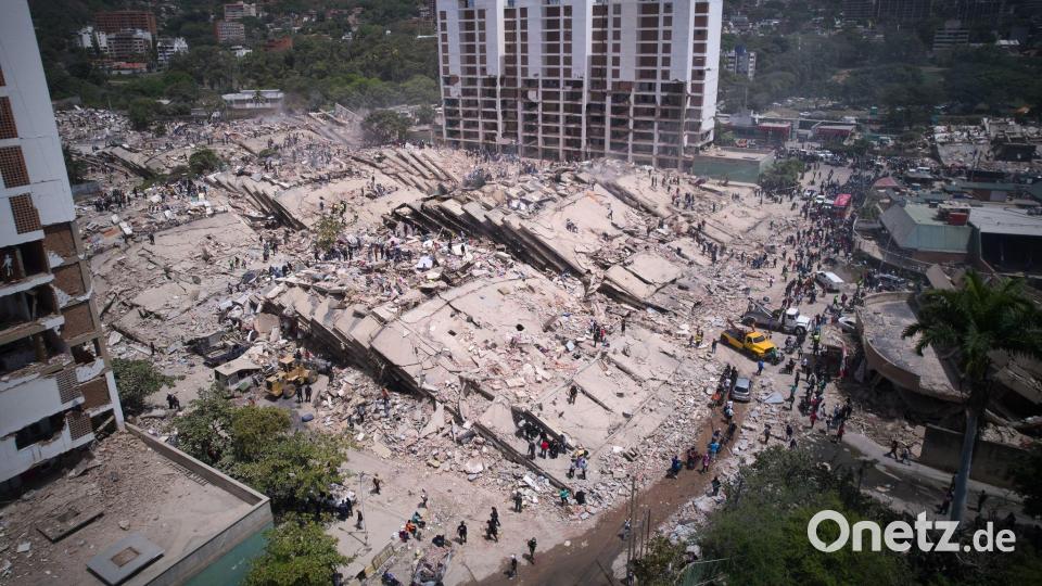 Anwohner und Rettungskräfte durchsuchen zwei Tage nach den Erdbeben in Venezuela Trümmer in La Guaira. Bild: Juan Pablo Arraez/AP/dpa