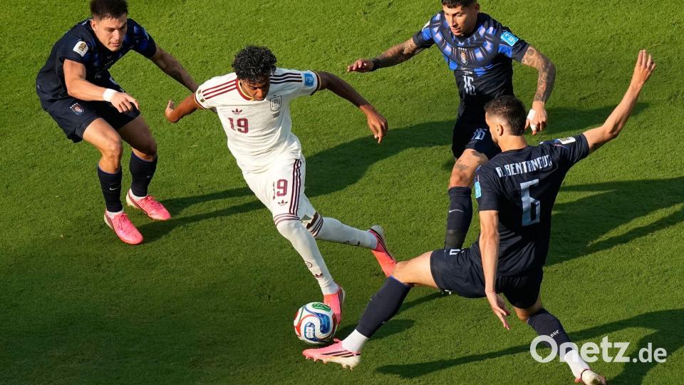 Lamine Yamal (2.v.l.) bekam von Uruguay selten viel Platz. Bild: Fernando Llano/AP/dpa