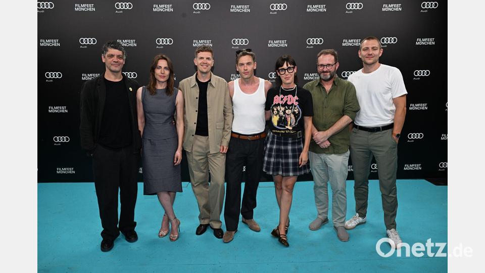 Die „Tatort“-Darsteller auf dem blauen Filmfest-Teppich. Bild: Felix Hörhager/dpa
