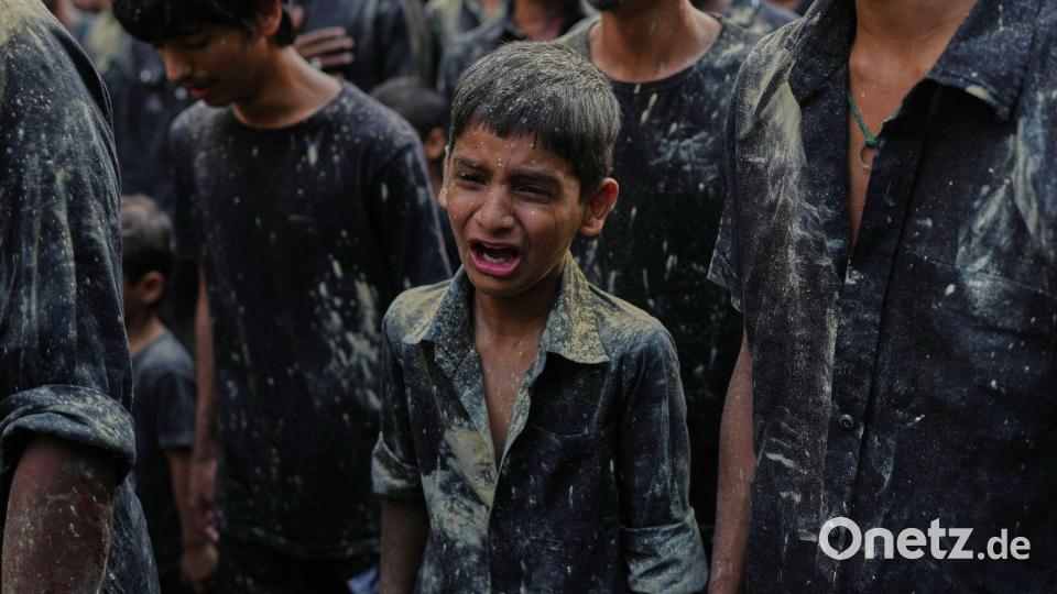 Ein schiitischer Junge trauert während einer Aschura-Prozession in Mumbai zum Gedenken an den Tod von Imam Hussein, dem Enkel des Propheten Mohammed, im 7. Jahrhundert. Bild: Rafiq Maqbool/AP/dpa