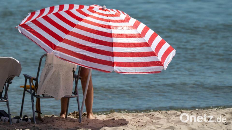 Hitze in Deutschland - Sonnenschirm am Strand des Seebades auf der Insel Rügen Bild: Stefan Sauer/dpa