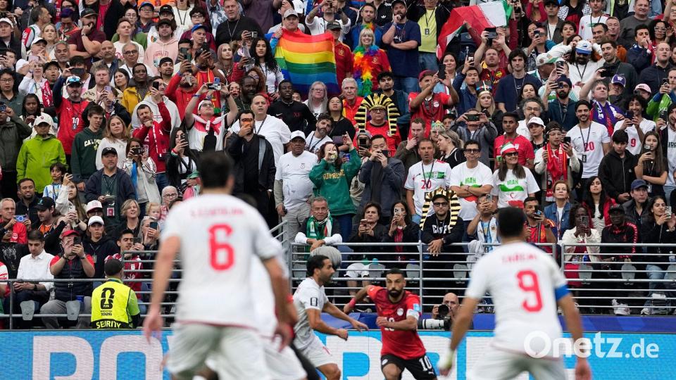 Ein paar Regenbogenfahnen waren auf der Tribüne zu sehen. Bild: Lindsey Wasson/AP/dpa