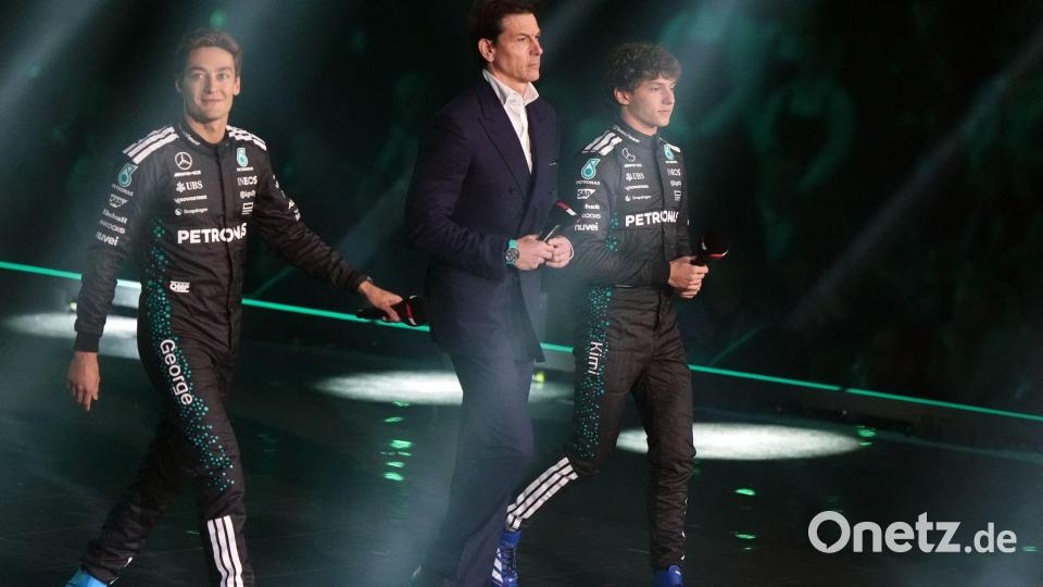 Toto Wolff setzt auch 2027 auf die Fahrer George Russell (links) und Kimi Antonelli (rechts). (Archivbild) Bild: Bradley Collyer/PA Wire/dpa