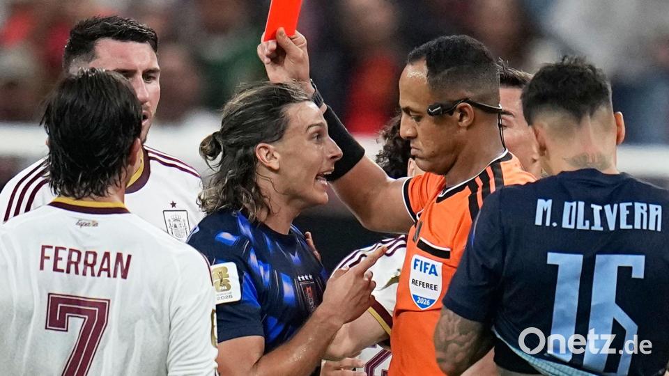Agustín Canobbio sieht die Rote Karte. Bild: Ricardo Mazalan/AP/dpa