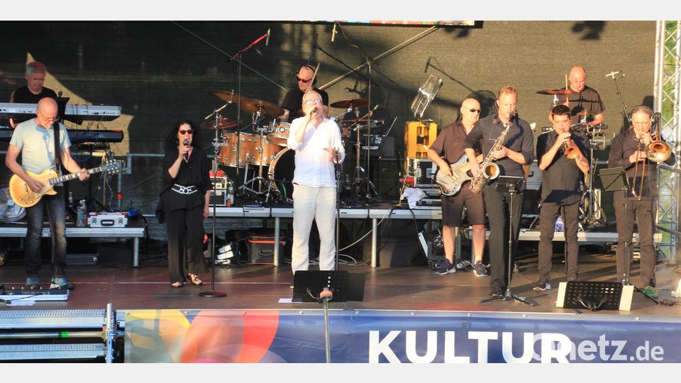 Die Tribute-Band "Invisible Touch" konnte im Fischhofpark restlos überzeugen. Bild: Konrad Rosner