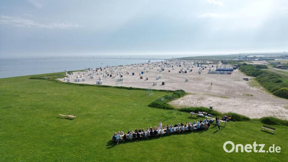 Internationales Deichfrühstück in Neuharlingersiel zum Wattenmeer-Jubiläum zieht zahlreiche Gäste an Bild: Lars Penning/dpa