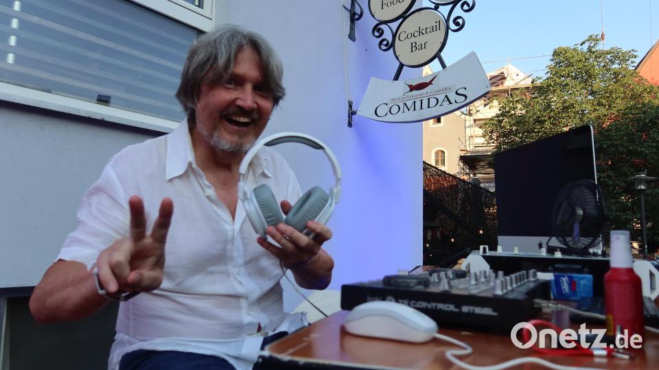 Noch geht's beim Weinfest locker zu: DJ Borti. Bild: Helmut Kunz