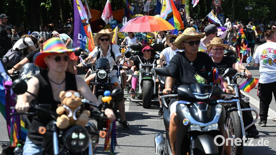 Die Parade ist eingebettet in ein dreitägiges Straßenfest mit Konzerten, Karaoke, politischen Gesprächsrunden und Partys. Bild: Felix Hörhager/dpa