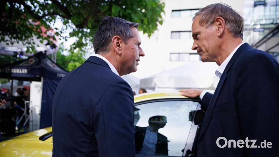 Ministerpräsident Olaf Lies (l.) spricht mit VW-Chef Oliver Blume. Niedersachsen ist zweitgrößter Anteilseigner des Konzerns, Lies sitzt für das Land im Aufsichtsrat. (Archivbild) Bild: Carsten Koall/dpa