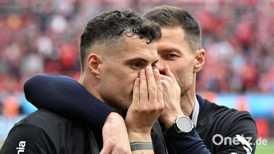 Granit Xhaka (l) könnte sich wieder seinem alten Trainer anschließen. (Archivbild) Bild: Federico Gambarini/dpa