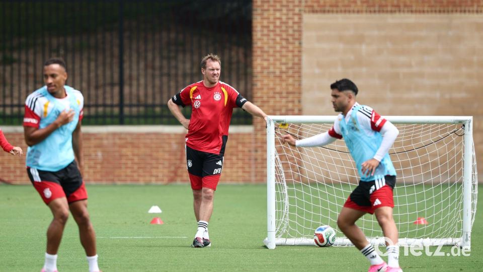 Beim Training schaute Nagelsmann ganz genau hin. Bild: Christian Charisius/dpa