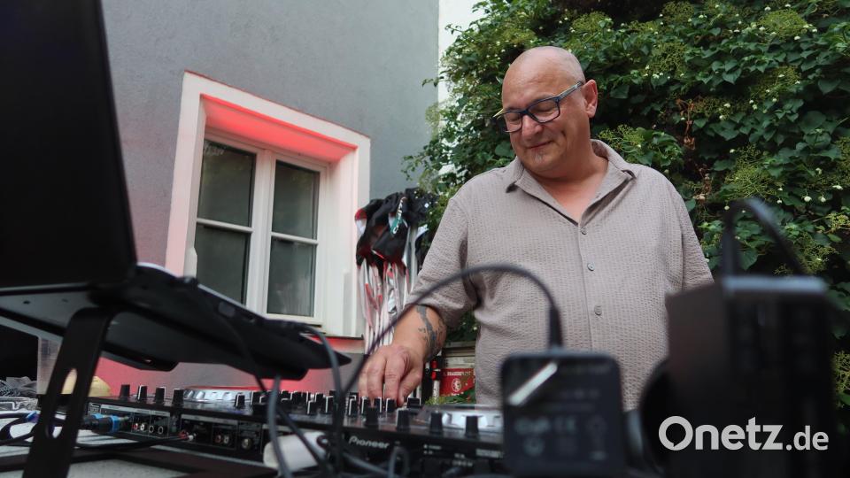 Gleich um die Ecke beim "Straßenfest" legt DJ Easy auf. Bild: Helmut Kunz