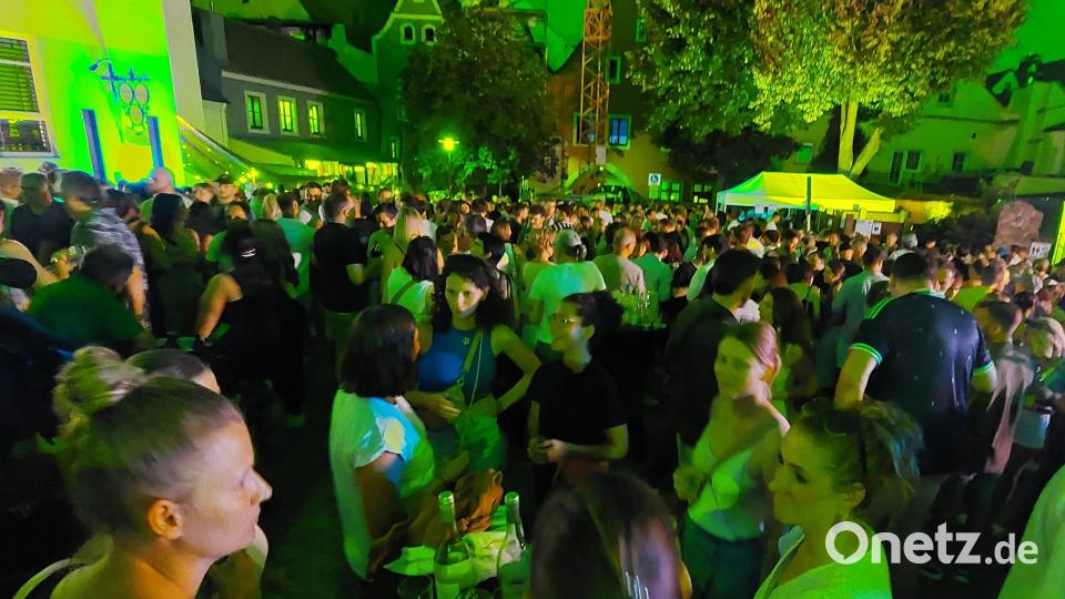 Dichtes Gedränge herrschte am Freitagabend in der Weidener Spitalgasse beim Weinfest von Round Table. Bild: Helmut Kunz
