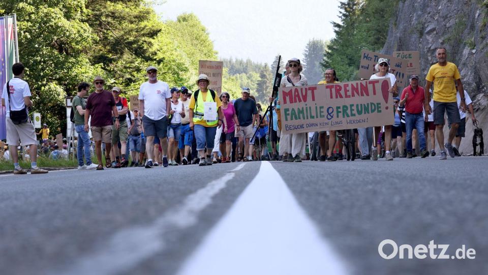 Anwohner demonstrieren gegen die Verkehrsbelastung auf der Fernpassstraße. Bild: Karl-Josef Hildenbrand/dpa