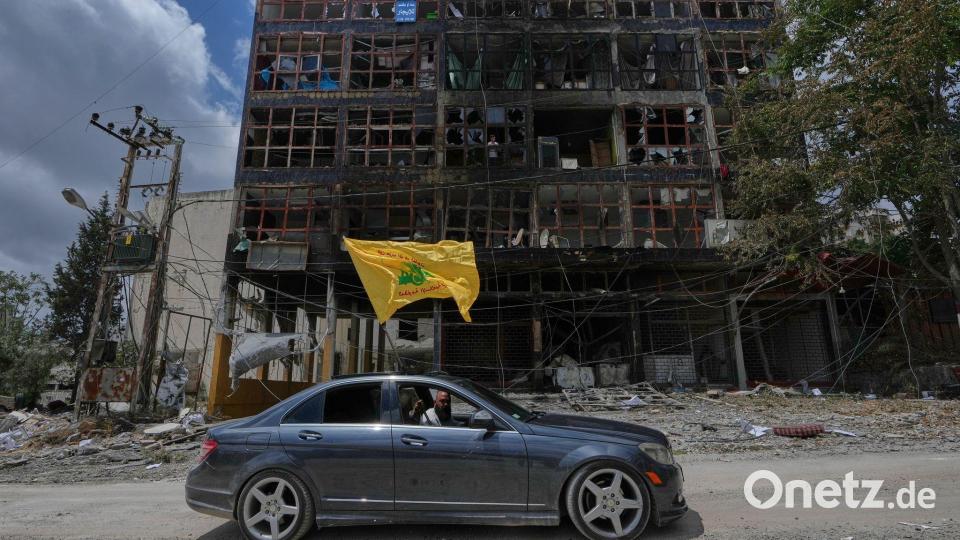Mann mit Hisbollah-Flagge in der Stadt Nabatija im Südlibanon. (Archivbild) Bild: Mohammed Zaatari/AP/dpa