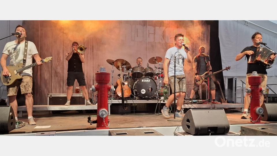 Die "Dorfrocker" gaben am zweiten Festabend den Ton an und machten Party mit den vielen Besuchern des Iffelsdorfer Feuerwehrfestes. Bild: Gabriela Amann