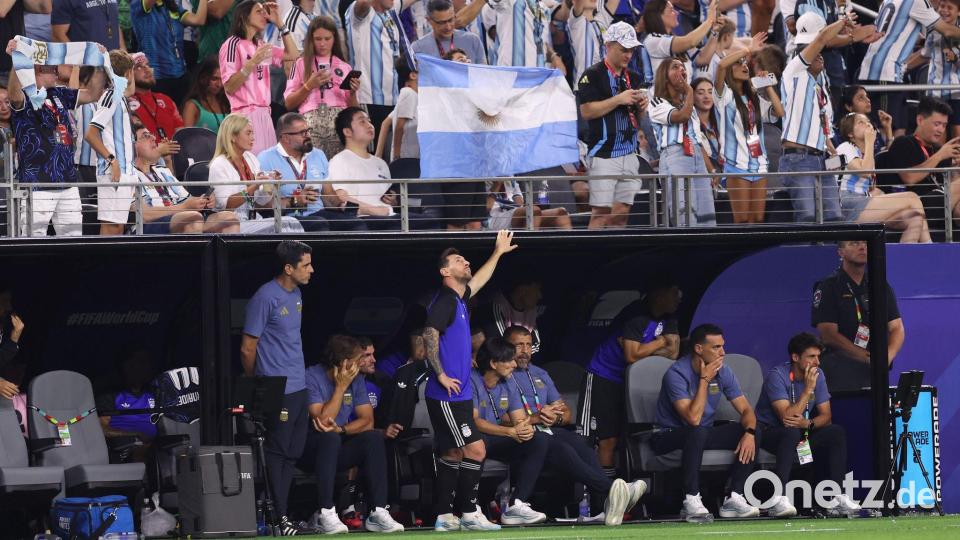 Lionel Messi verfolgte das Spiel zunächst von der Bank aus. Bild: Sam Hodde/AP/dpa