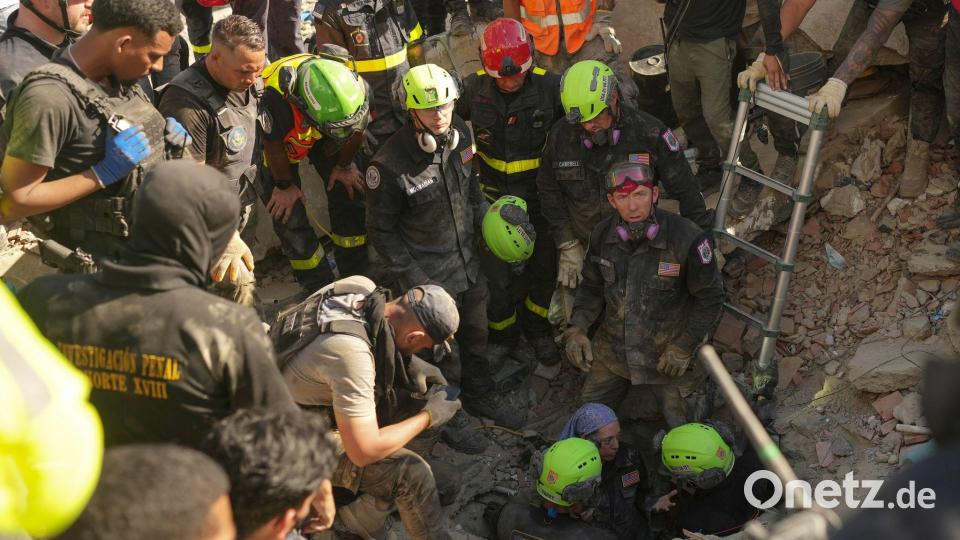 Rettungskräfte suchen nach Überlebenden des Erdbebens. Bild: Matias Delacroix/AP/dpa