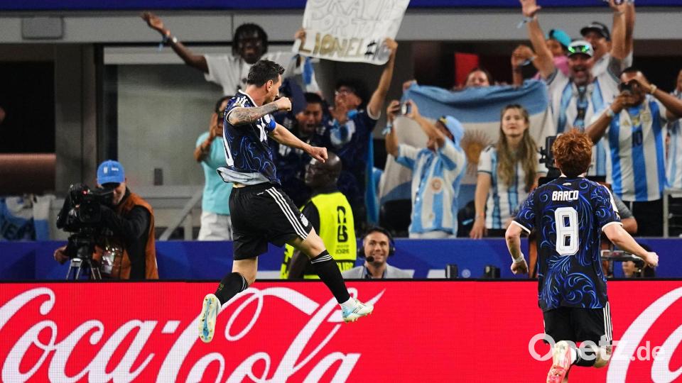 Messi lässt sich von den fans feiern. Bild: Julio Cortez/AP/dpa