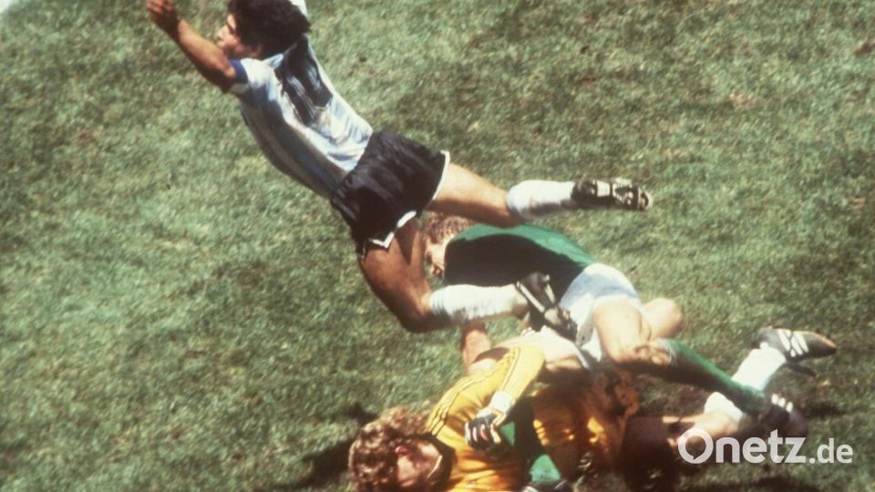 29.06.1986, Mexiko-Stadt: Diego Maradona, Argentiniens Mittelfeldstar und Torjäger, fliegt beim Finale der Fußballweltmeisterschaft im Azteken-Stadion über den deutschen Torhüter Harald Schumacher. (Archivbild) Bild: dpa