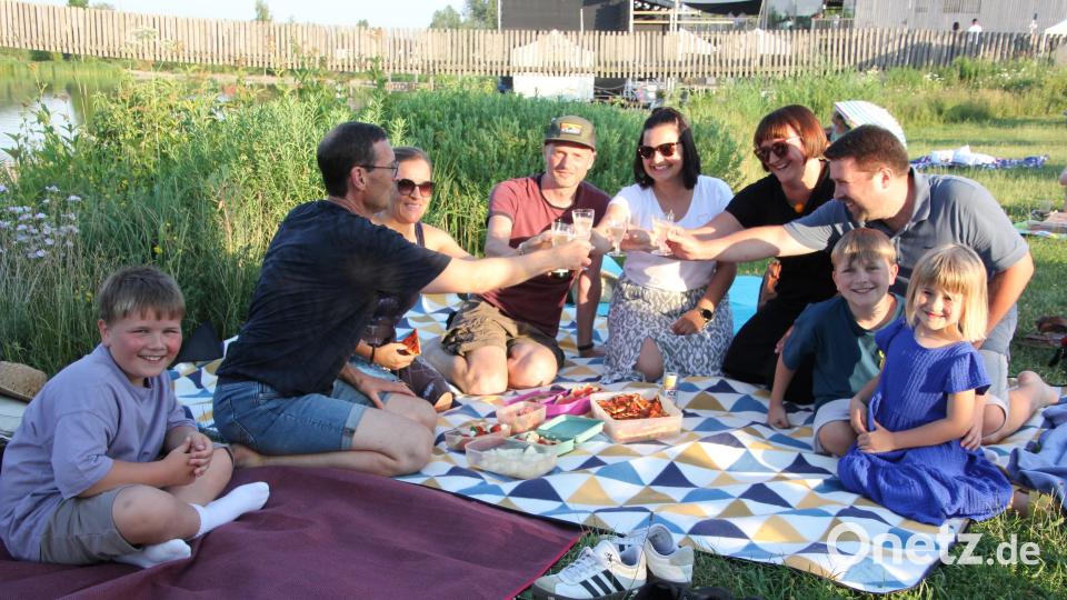 Manche nutzten den Country- und Rockabend zu einem Picknick im Fischhofpark. Bild: Konrad Rosner