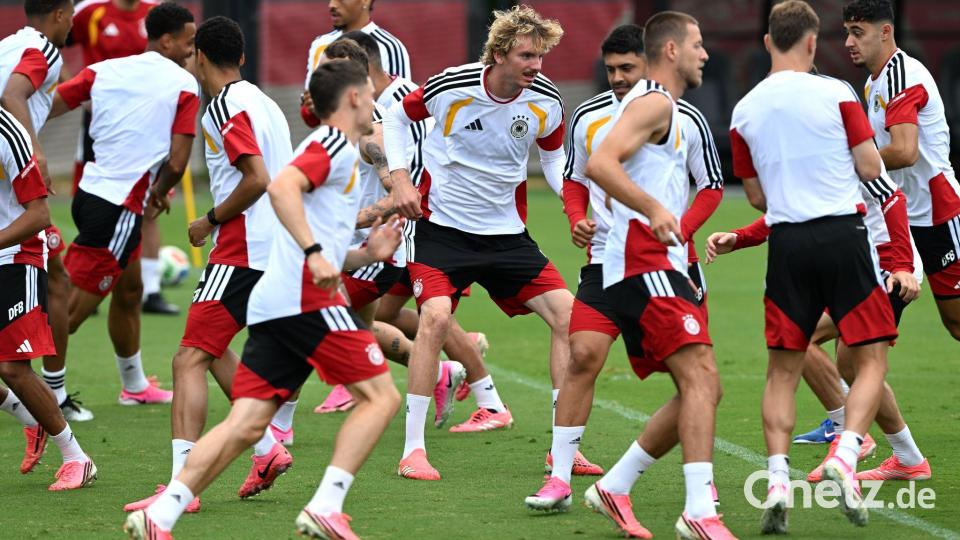 Beim Training der Nationalmannschaft wurde gleich auf Physis Wert gelegt. Bild: Federico Gambarini/dpa