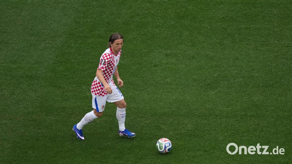 Spielt im Alter von 40 Jahren wohl seine letzte WM: Kroatiens Fußball-Legende Luka Modric. Bild: Matt Rourke/AP/dpa