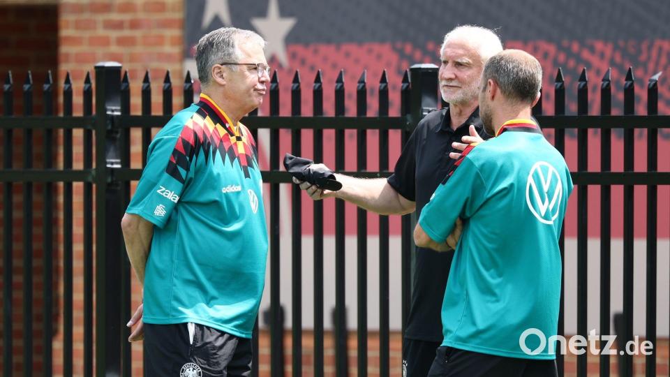 DFB-Geschäftsführer Andreas Rettig und Rudi Völler haben beim Training viel zu bereden. Bild: Christian Charisius/dpa