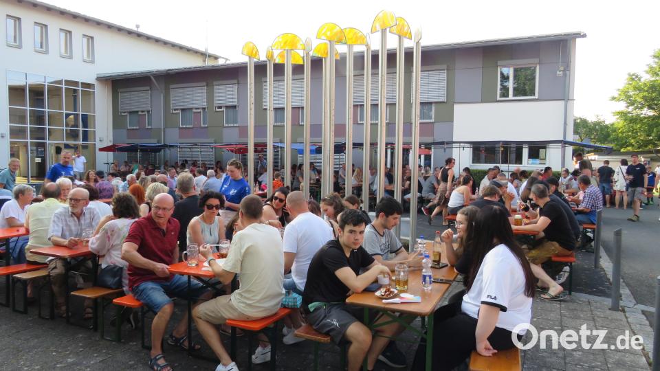 Hunderte Besucher fanden trotz der Hitze auf das Rathausfest in Altenstadt. Bild: Johann Adam