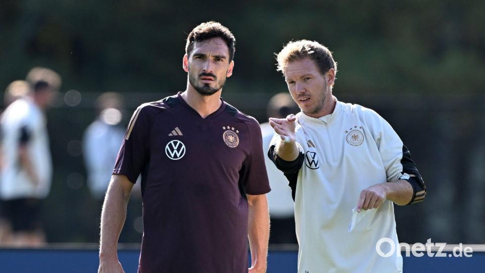 In Foxborough begann im Oktober 2023 die Amtszeit von Julian Nagelsmann. Der Bundestrainer gibt Mats Hummels auf dem Trainingsplatz Anweisungen. (Archivbild) Bild: Federico Gambarini/dpa